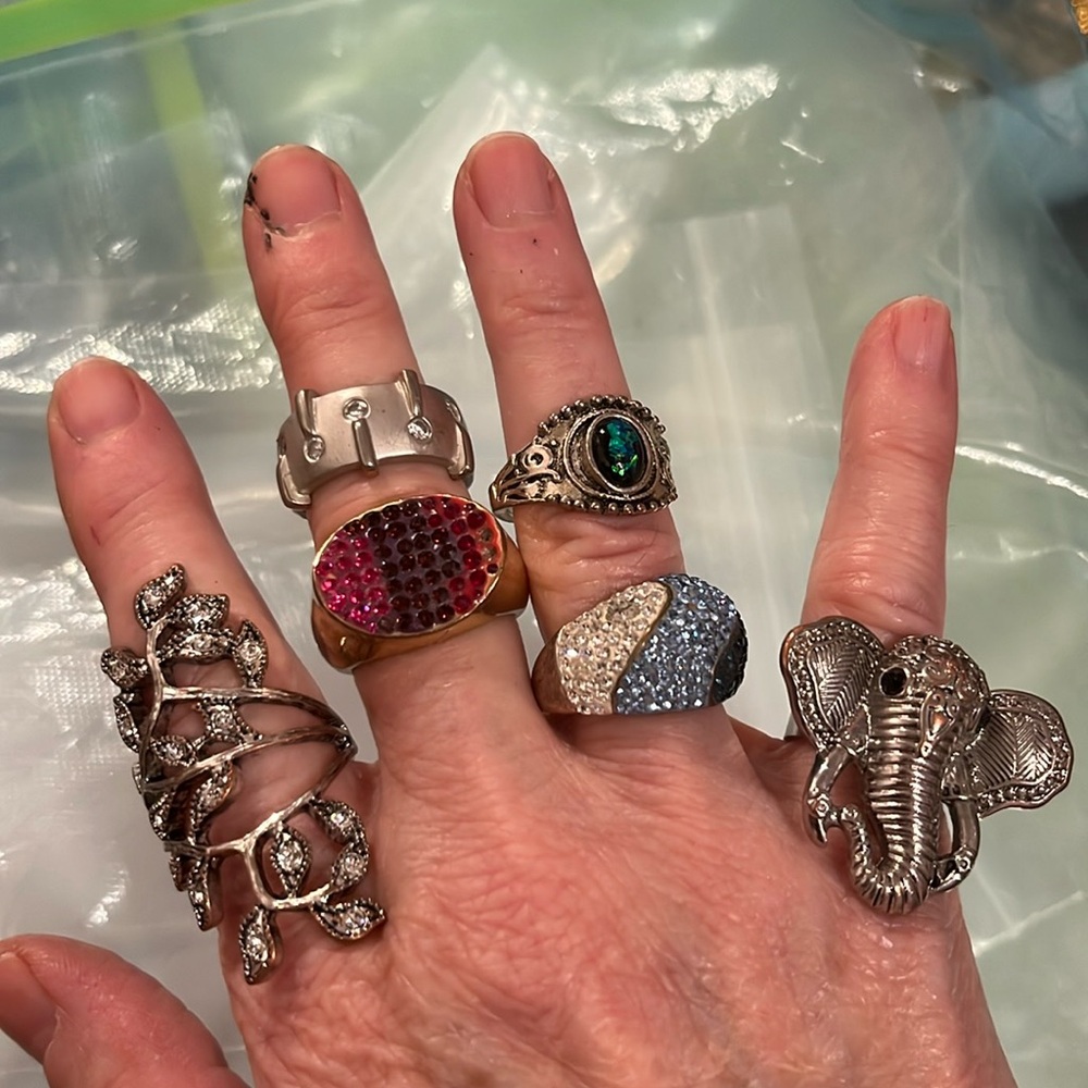 SIX COCKTAIL RINGS DIFF SIZES, one 18kgf, bling marked, etc